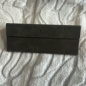 TIJN - gray eye glass case